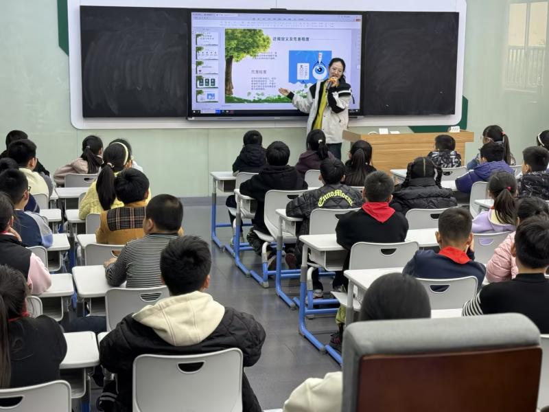 《爱眼护眼保护视力》 专题知识讲座.jpg 《爱眼护眼保护视力》 专题知识讲座.jpg