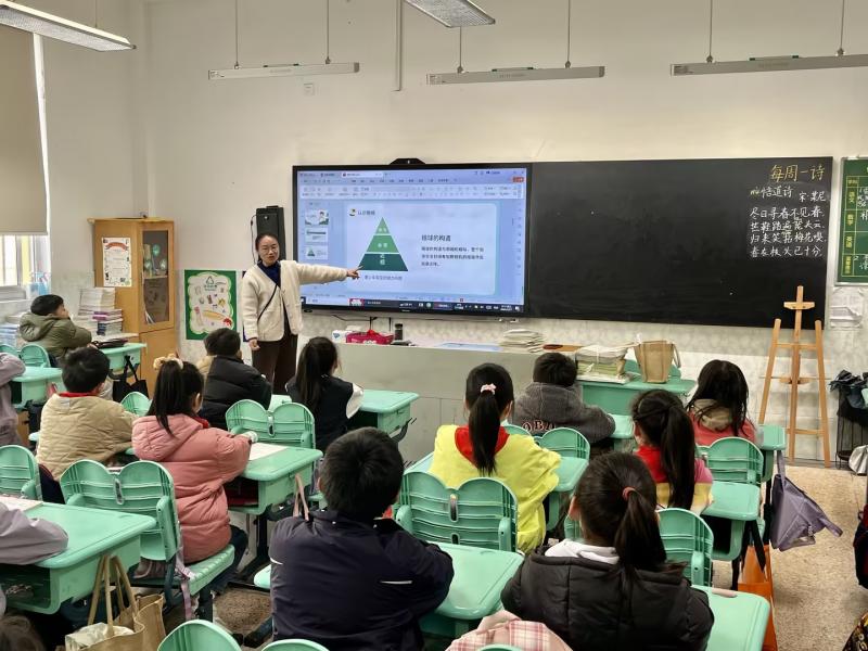 预防近视主题班会.jpg 预防近视主题班会.jpg