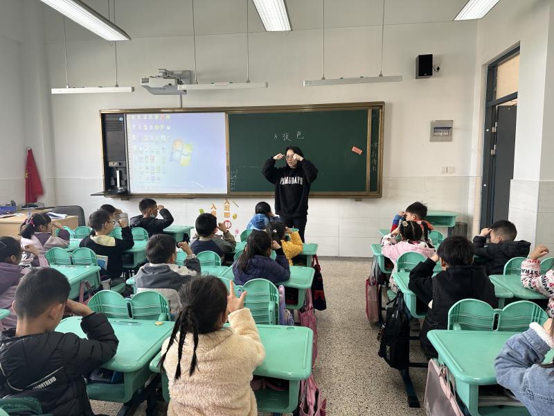 一年级学做眼操.jpg 一年级学做眼操.jpg